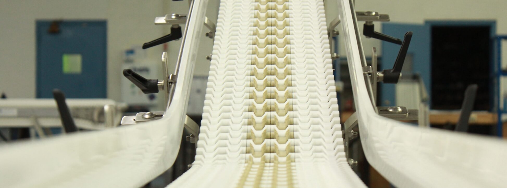 spiral-conveyors Span Tech incline conveyor belt showing modular plastic chain on a sloped production line